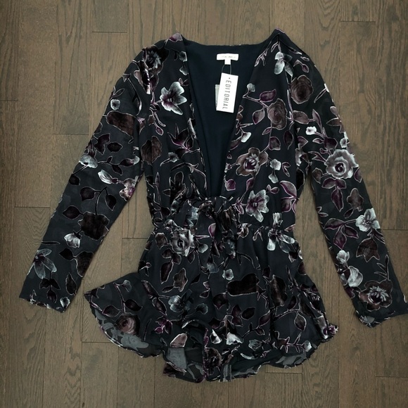 Editorial Cotton Candy LA Navy Blue Floral Romper - Picture 2 of 4